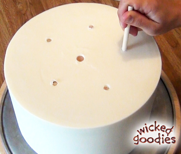 How to Use Wood Dowels in Stacked Cakes