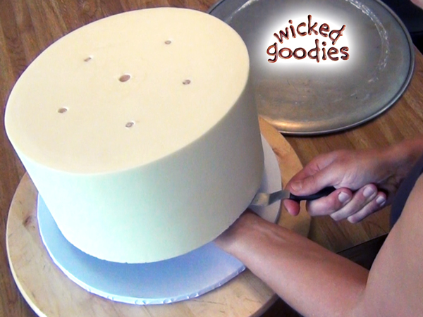 How to Use Wood Dowels in Stacked Cakes