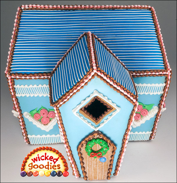 Decorative Royal Icing Over Piping on a Gingerbread House (2)