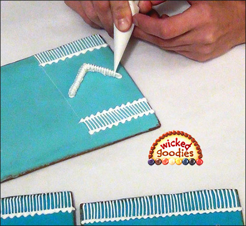 Decorative Royal Icing Over Piping on a Gingerbread House (2)