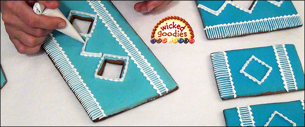 Decorative Royal Icing Over Piping on a Gingerbread House (2)