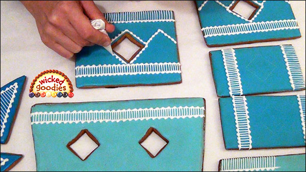 Decorative Royal Icing Over Piping on a Gingerbread House (2)