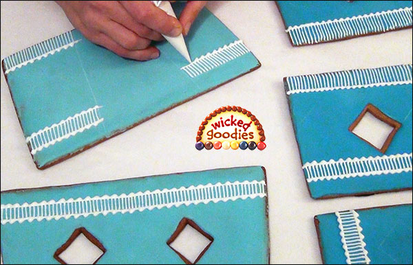 Decorative Royal Icing Over Piping on a Gingerbread House (2)