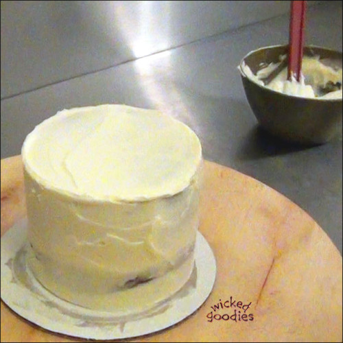 How to Crumb Coat a Cake with Buttercream Frosting