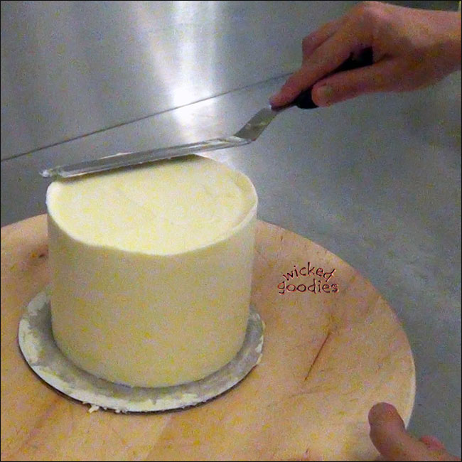 How to Frost a Cylinder Cake