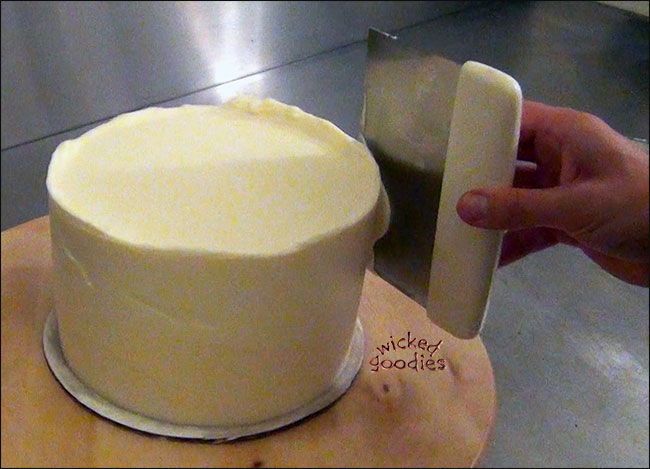 How to Frost a Cylinder Cake