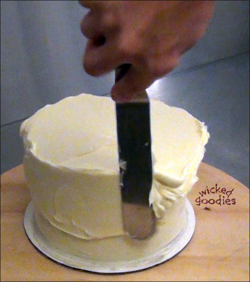 How to Frost a Cylinder Cake