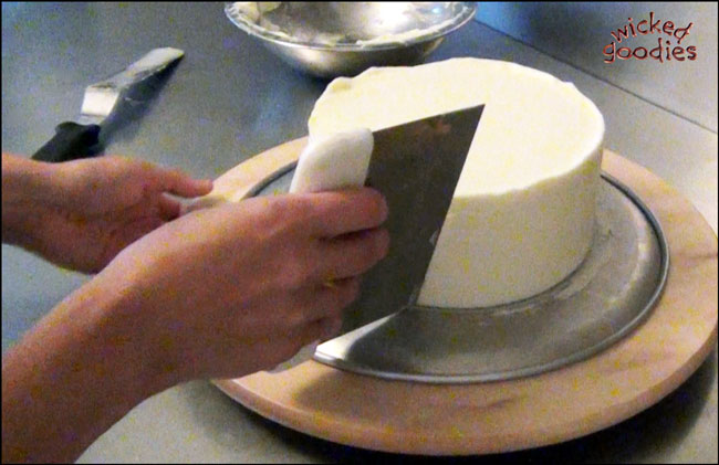 How to Frost a Round Cylinder Cake with a Bench Scraper