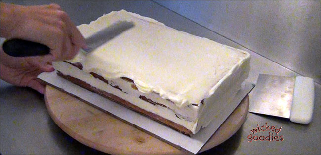 How to Frost a Square or Rectangle Cake