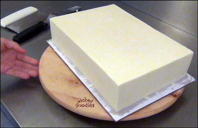 How to Frost a Square or Rectangle Cake