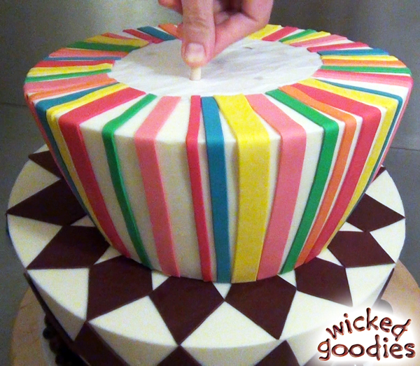 How to Use Wood Dowels in a Topsy Turvy Cake